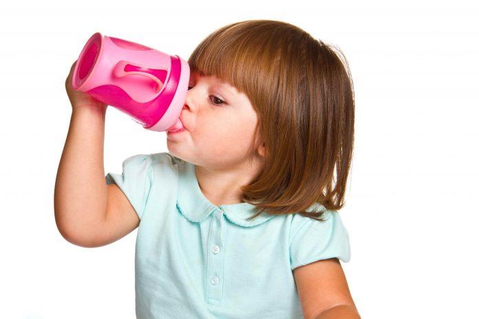 Find out the best way to transition form a bottle or breastfeeding to a sippy cup! It can seem daunting, but have no fear! Follow these easy tips.