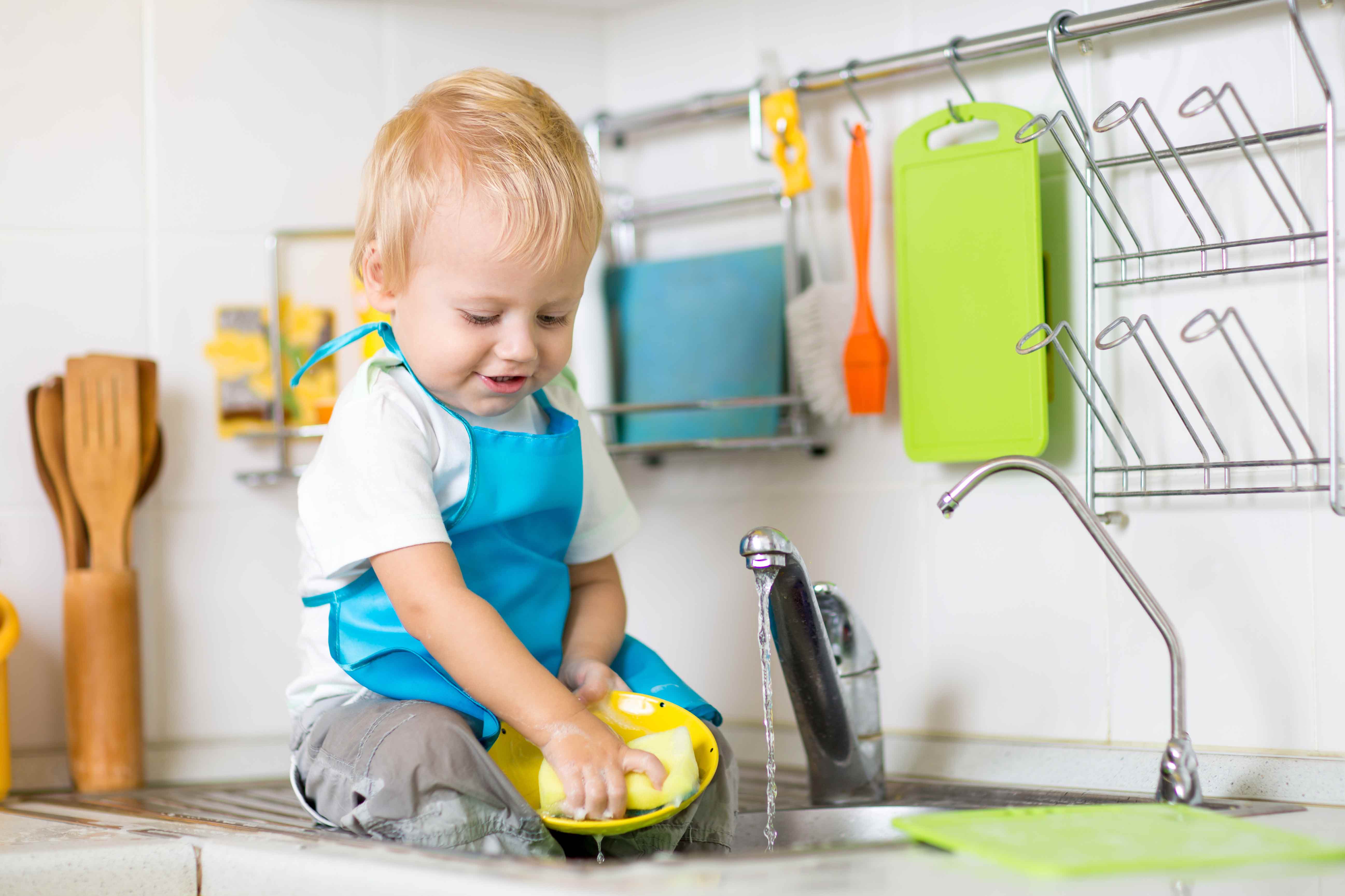 Washing Baby Feeding Supplies. Toddler washes dishes - Feeding My Kid5188 x 3459