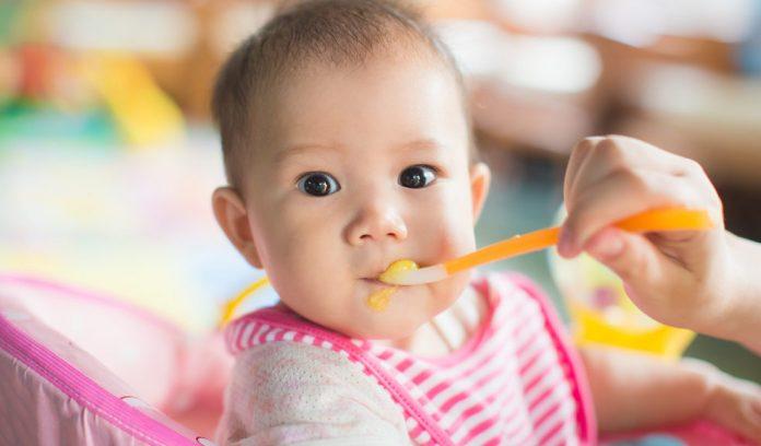 Each baby wakes and eats differently. Follow your baby’s cues for a schedule that works for your family. Learn the best baby feeding schedule for you.