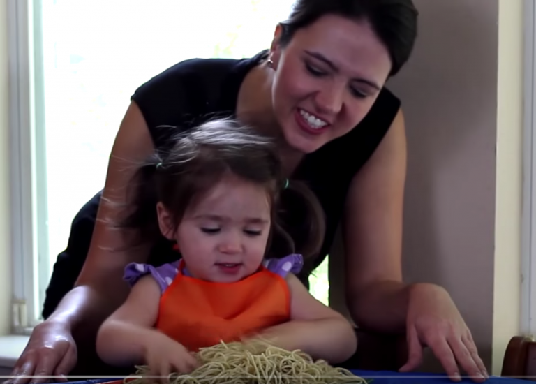 Help Your Kids With Food Textures Through Play [Sensory Play Spaghetti]