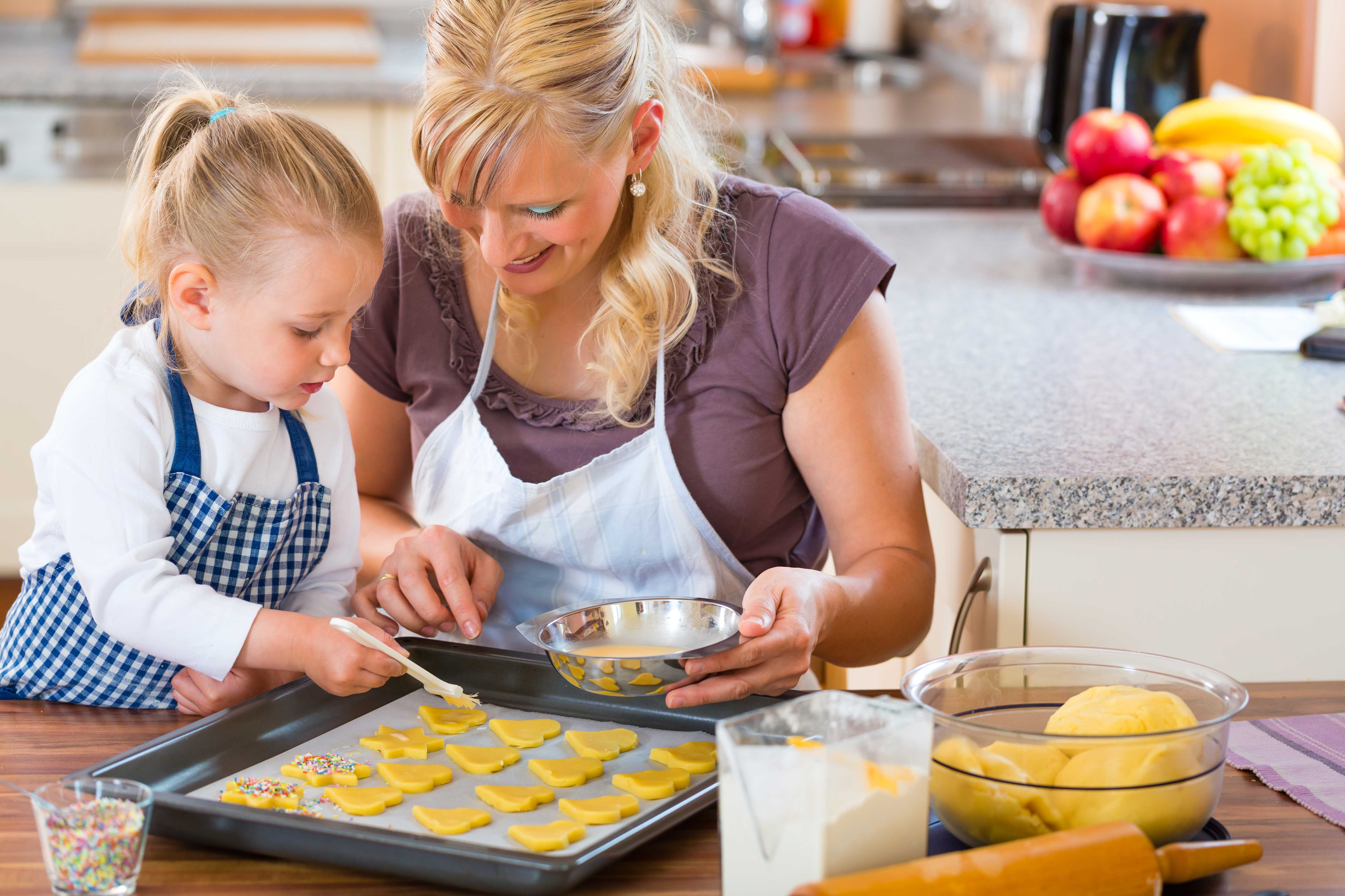 Мама готовит с ребенком. Кухня для детей. Мама с дочкой готовят. Мама и дети пекут печенье. Мама с ребенком на кухне.
