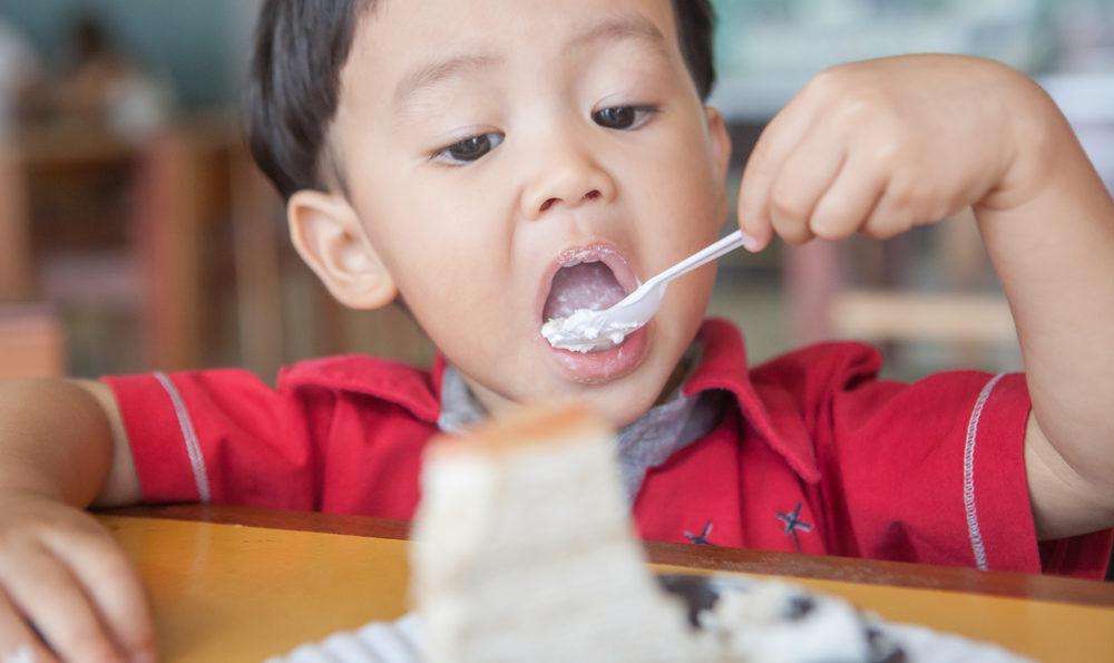 Great advice and pin worthy! How negotiating over dessert might be make your child's picky eating worse. #pickyeating #pickyeater #healthykids