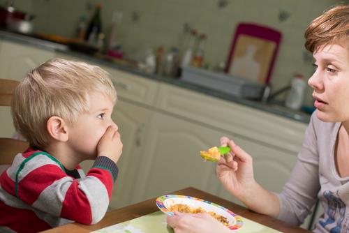 How a parent can overcome picky eating with these simple methods. This is a must pin. #parenting