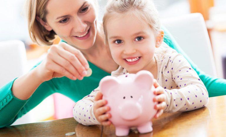 In this article, you will learn the importance of teaching kids about money and the importance of saving at a young age. An important topic for parents!