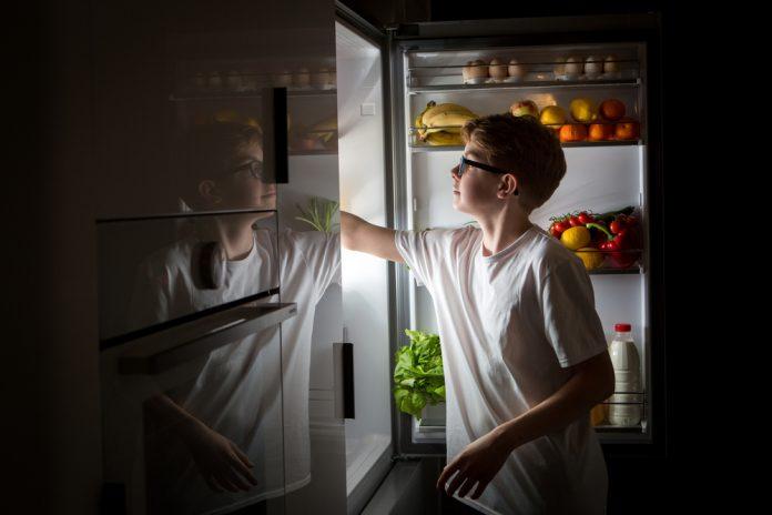 Should kids have late night snacks? Advice from a children-feeding expert. Learn the 