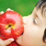 kids-eating-apples