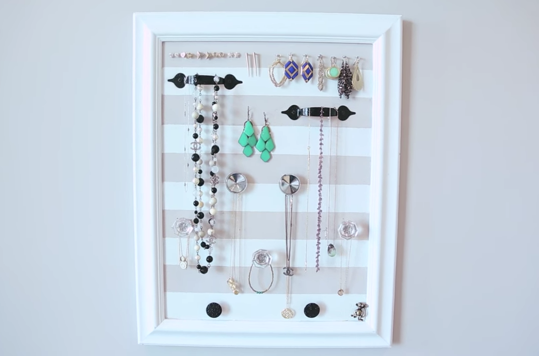 Make this DIY jewelry organizer customizable to your room! This functional wall hanger organizes your jewelry without sacrificing design.