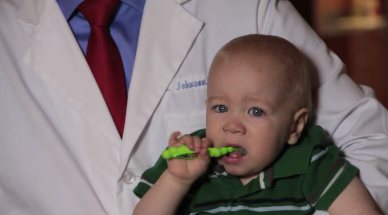 brushing-baby-teeth-copy