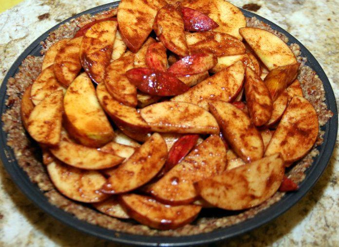 If you're looking for a healthier alternative to the traditional apple pie without all the added sugar, this is your new recipe. A yummy, healthy apple pie.