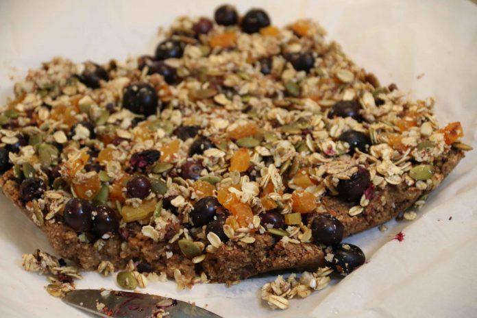 This breakfast bar recipe is perfect for those busy mornings. You can make this ahead of time and save for the whole week! Your kids will love it.