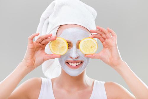 Fresh lemon cures acne with this natural skin care solution